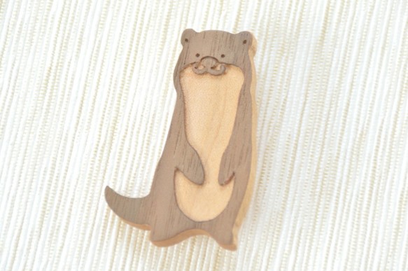 寄木細工のカワウソブローチ